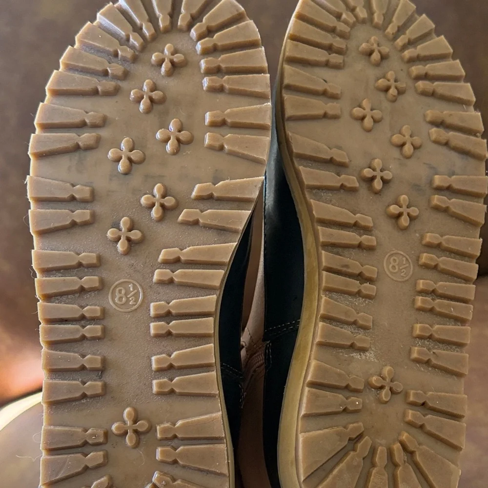 Tan and Black Women’s Chelsea Zip-Front Boots. Size 8.5 - Picture 7 of 8